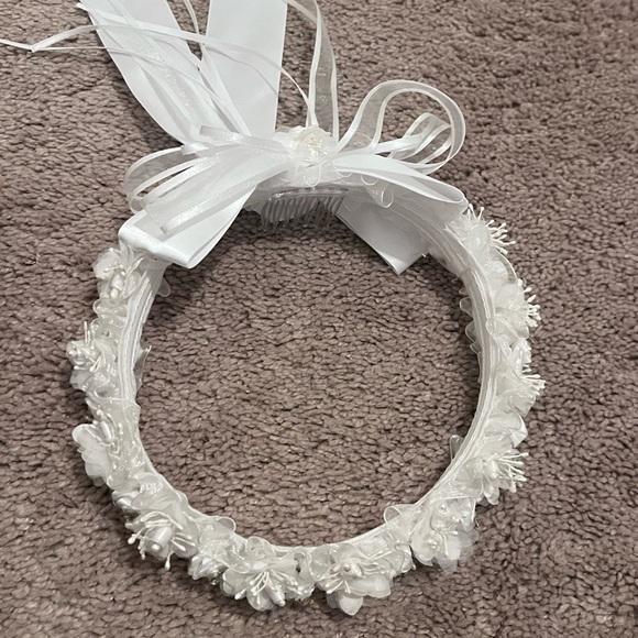Elegant White Floral Headband with Bow - Picture 2 of 10